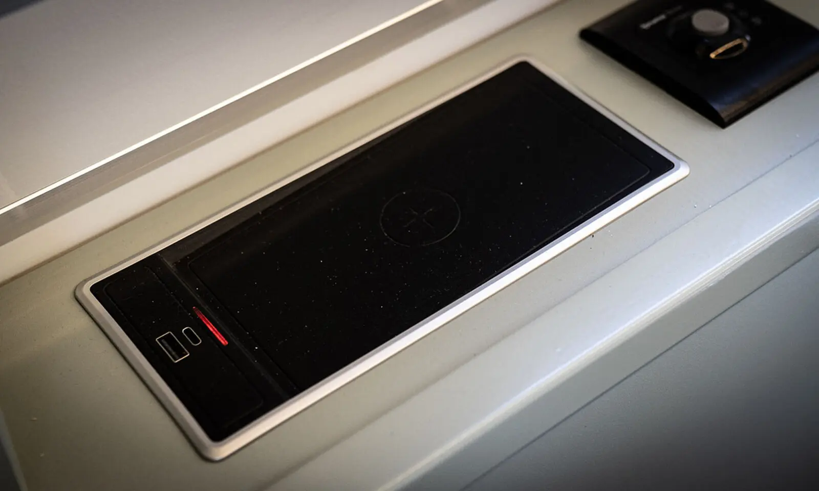 ARCHURAY OMNİ 4.10 Kablosuz Şarj İstasyonu ve USB Portları